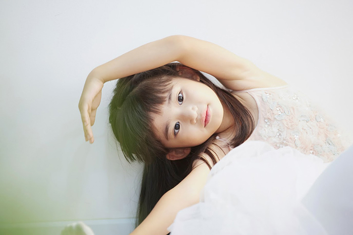 左手をあげる女の子