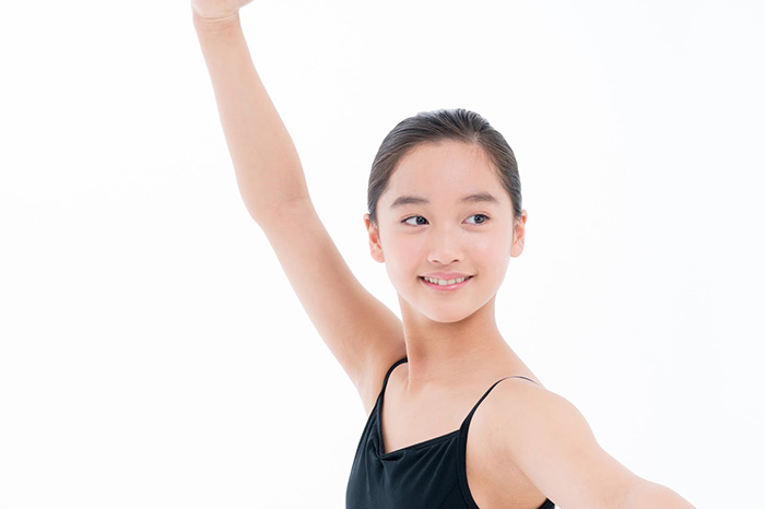 右手をあげる女の子